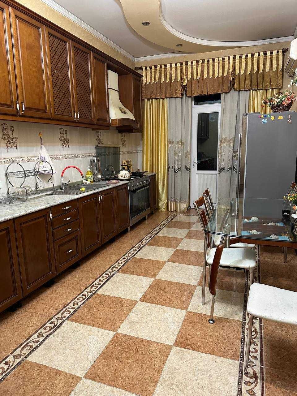 Продается дом 4,5 соток  под гостиницу не далеко от Мирабад Авеню