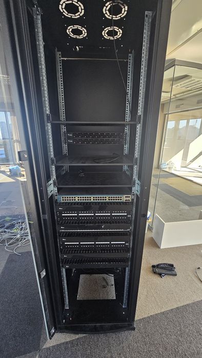 Продавам мрежов шкаф LANDE 42U с оборудване – patch панели, switch, ве