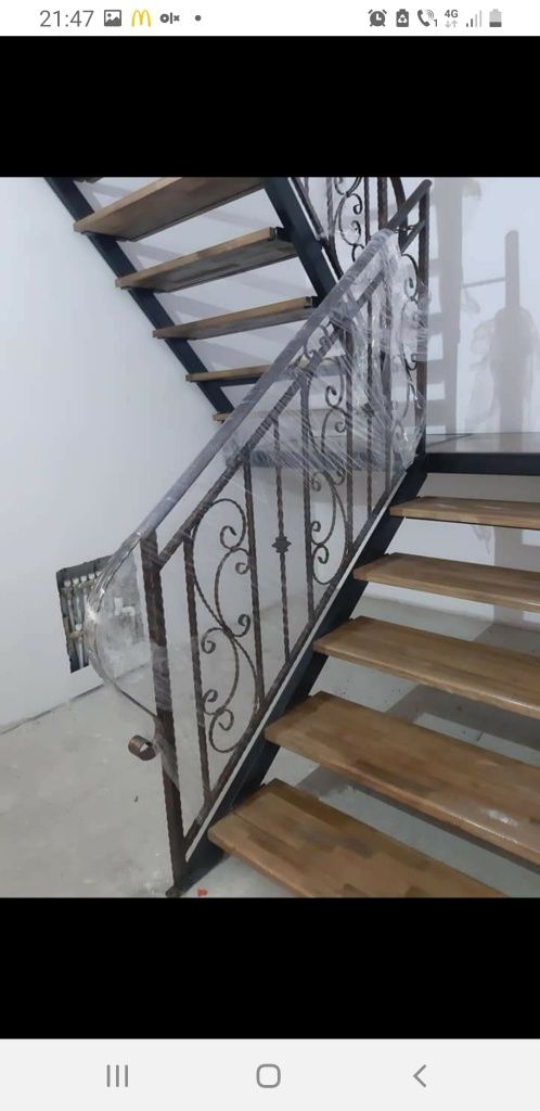 Vând scară din fier forjat cu trepte din lemn.semi rotund sau pe drept
