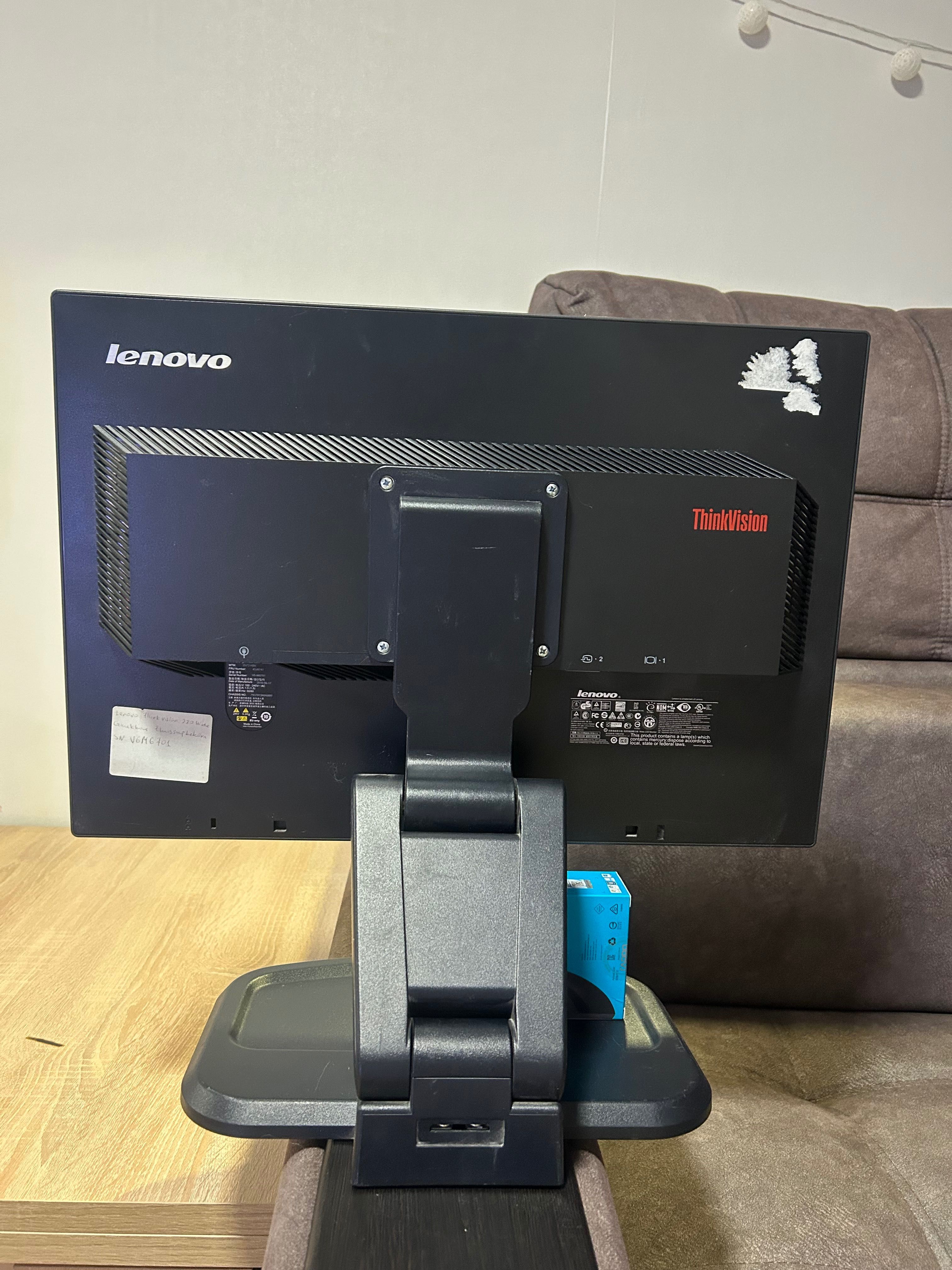 Монитор Lenovo со шнурами