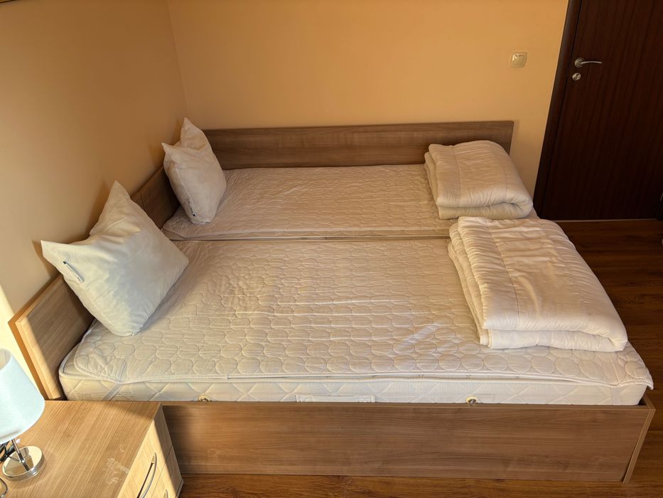 Продавам две легла с матраци 90х120 като нови,неизползвани