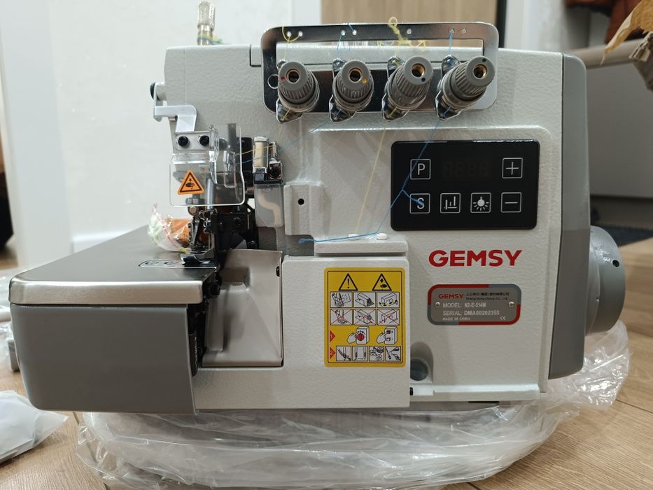 Промышленный оверлок, швейная машина