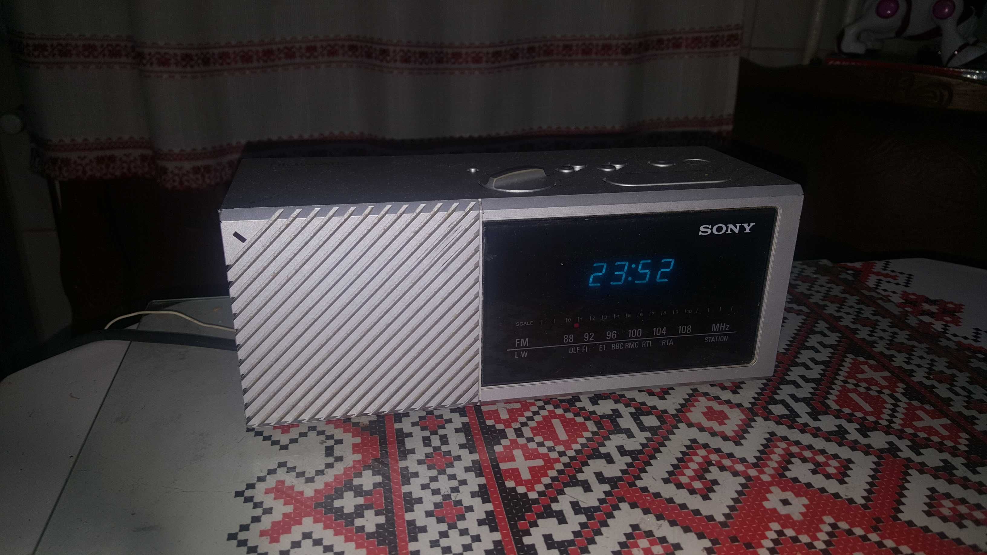 Radio LW/FM cu ceas albastru Sony ICF C16L (Germania)