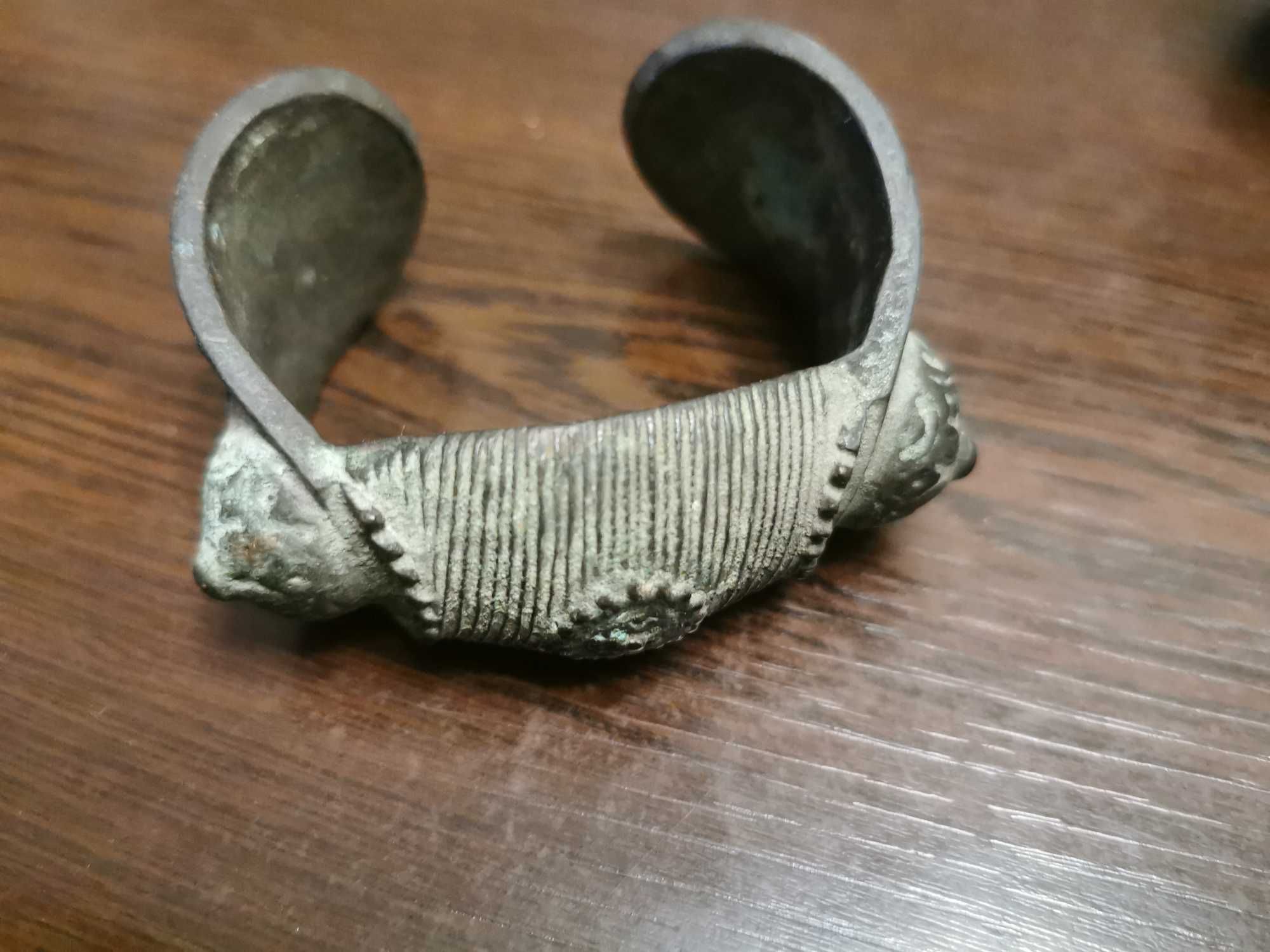 Старинна гривна.