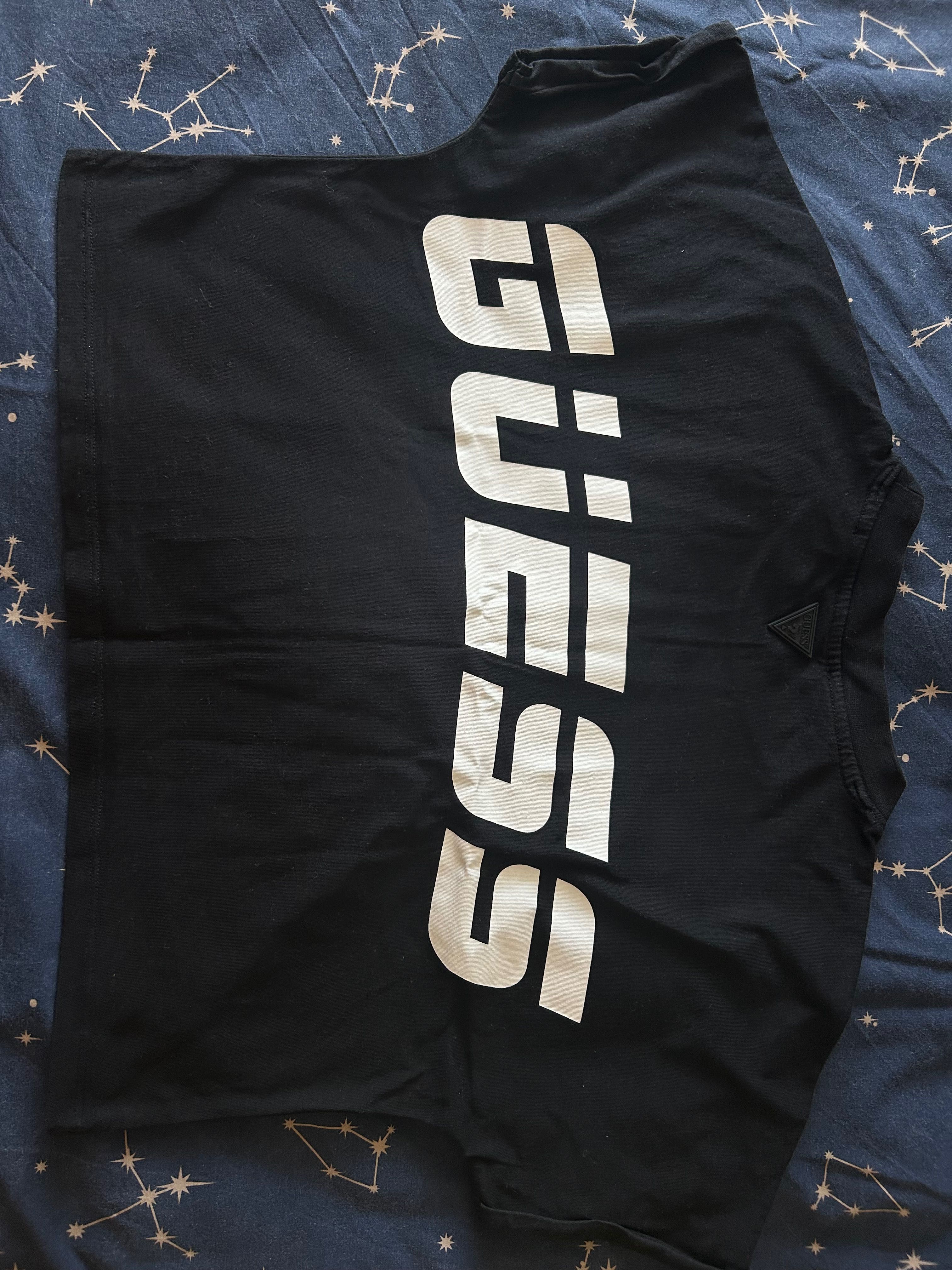 Къса черна тениска Guess