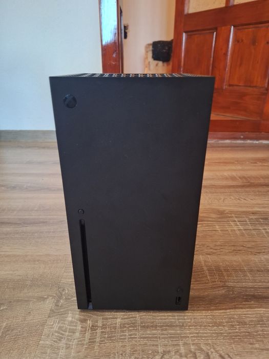 Vand Xbox Series X + controller cu baterie reincarcabila + jocuri