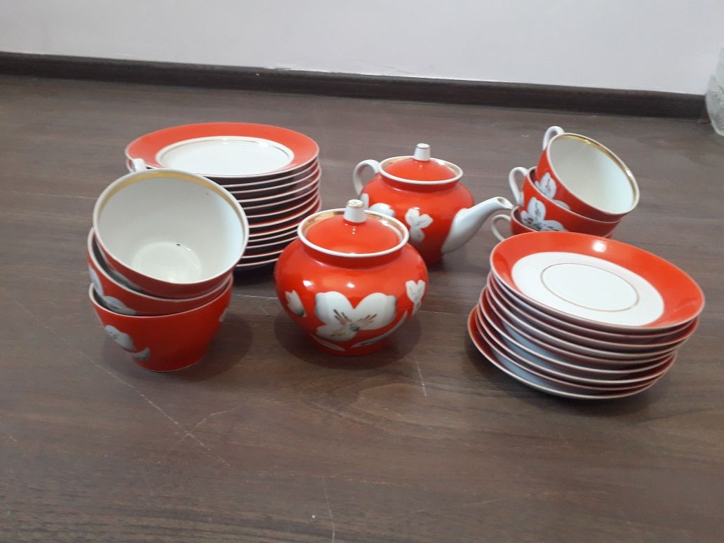 Сервиз идиш, кизил-ок рангли, чойнак, шакардон, чашка, тарелка