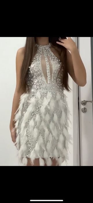 Rochie scurta de lux , cu paiete argintii si pene fine