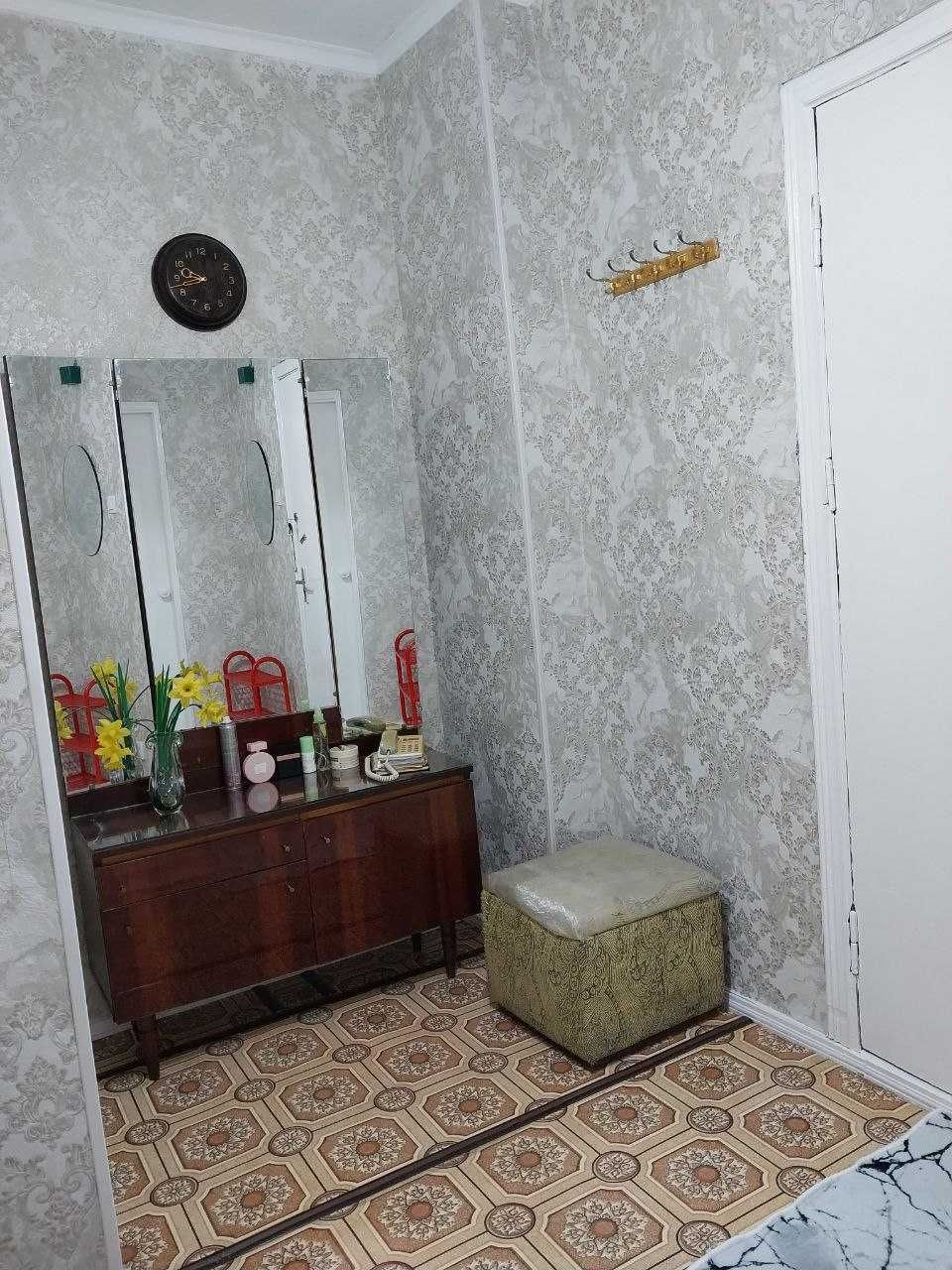 Продается Трельяж трюмо с зеркалом и шкафчиками