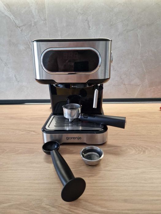 Espressor manual Gorenje ESCM15DBK cu sistem de cappucino - ca nou