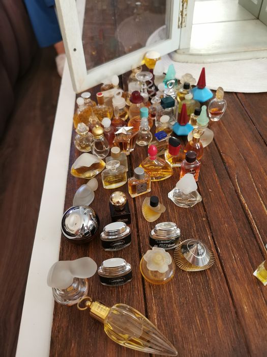 Колекция от 140 мини парфюми