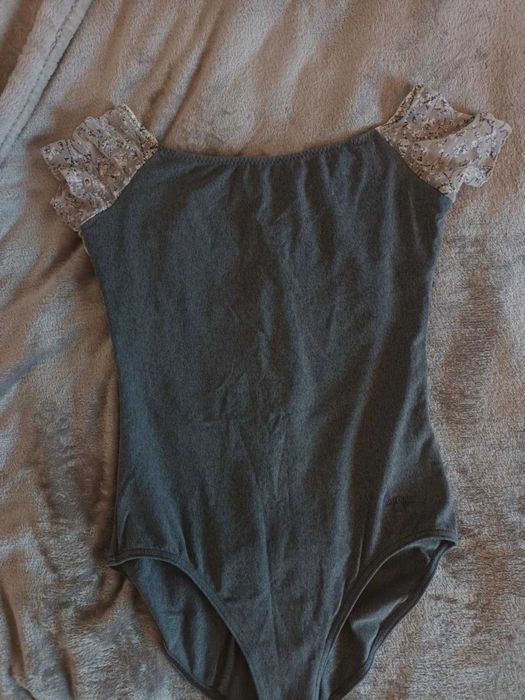 Продавам трика за балет