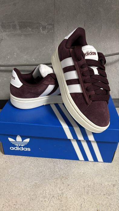 Adidas noi cu eticheta
