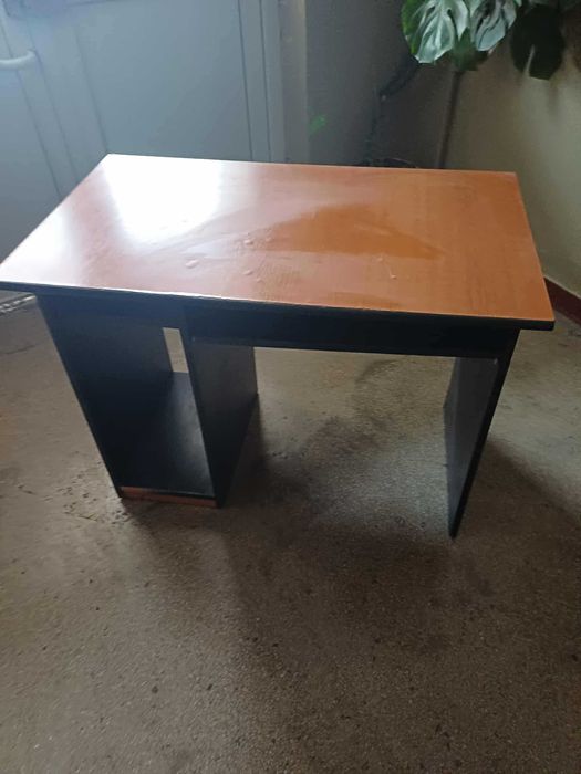 vand birou in stare perfecta 100 lei