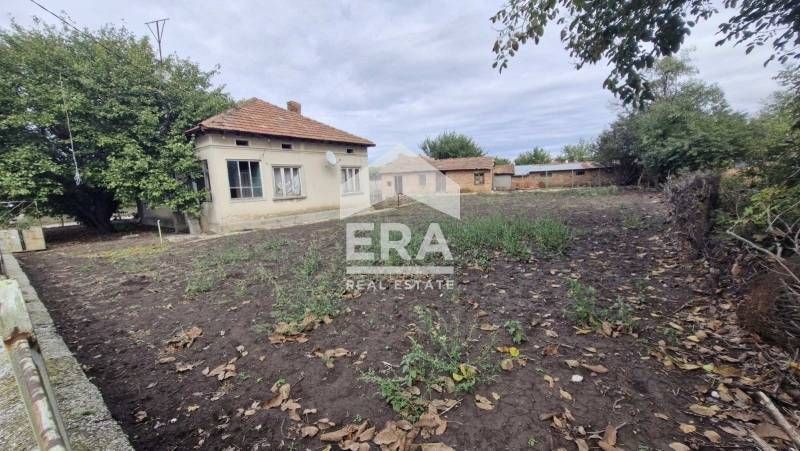 Ексклузивно от ЕРА Лайф! Къща с голям парцел и стопанска сграда в село