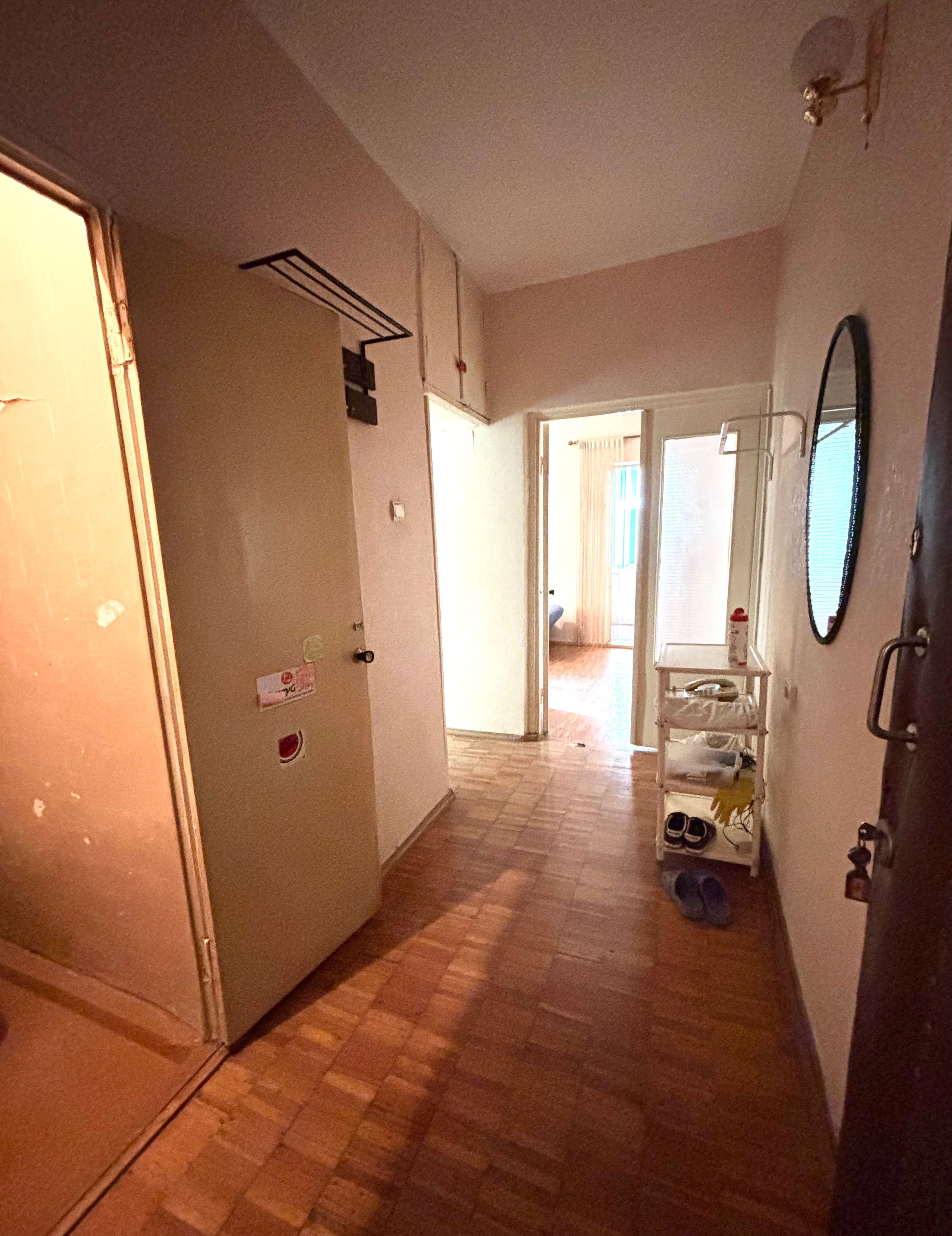 Продаю 1 комнатную квартиру. Юнусабад ,9 квартал 1 этаж .
