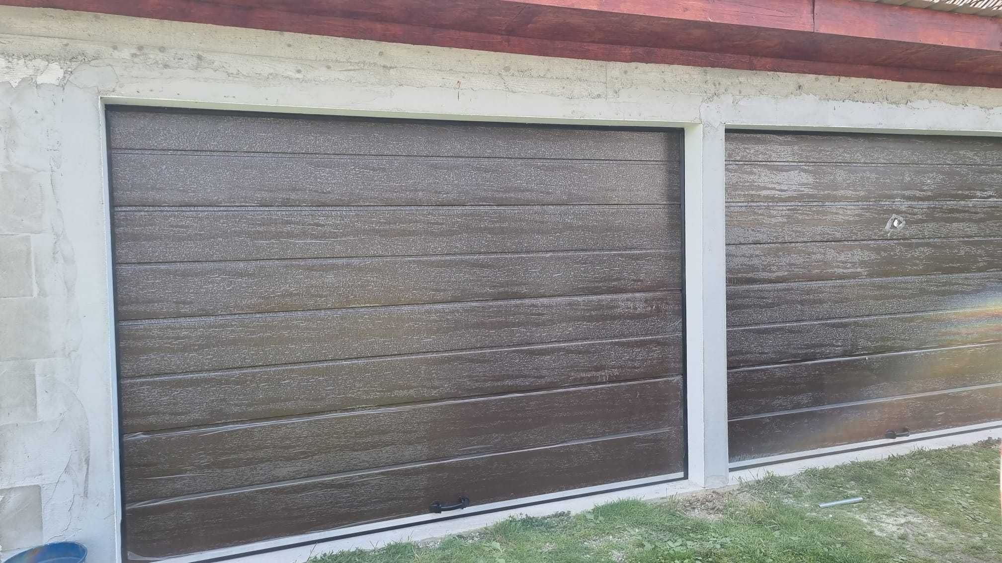 uși de garaj maro cu acces pietonal