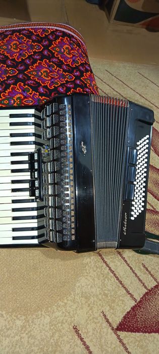 Аккардеон метеор сотилади