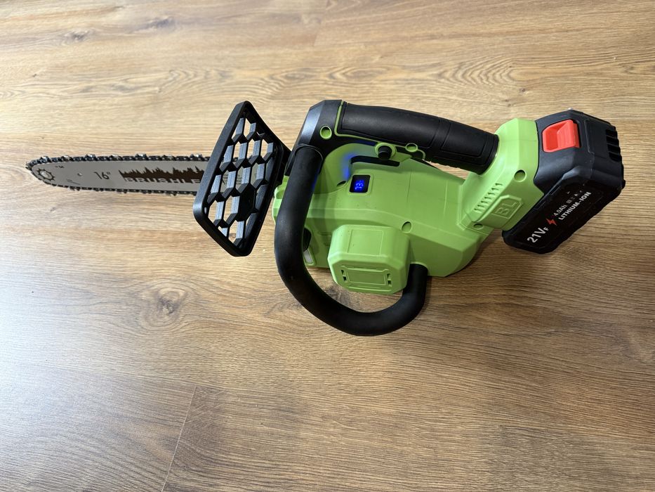 Акумулаторна резачка за дърва