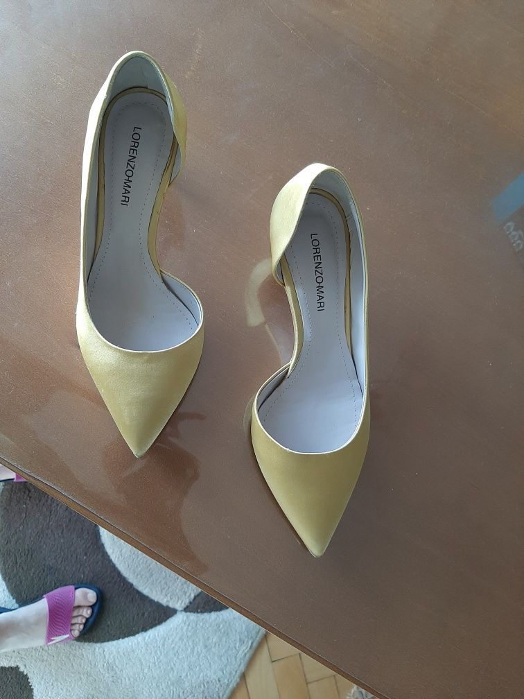 Жълти елегантни обувки на среден нок