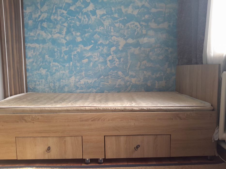 Мебель (кровать и два камода)