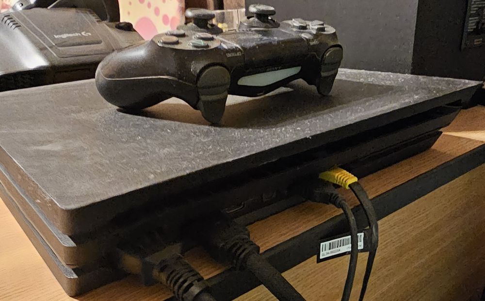 Vând consola PS4 PRO
