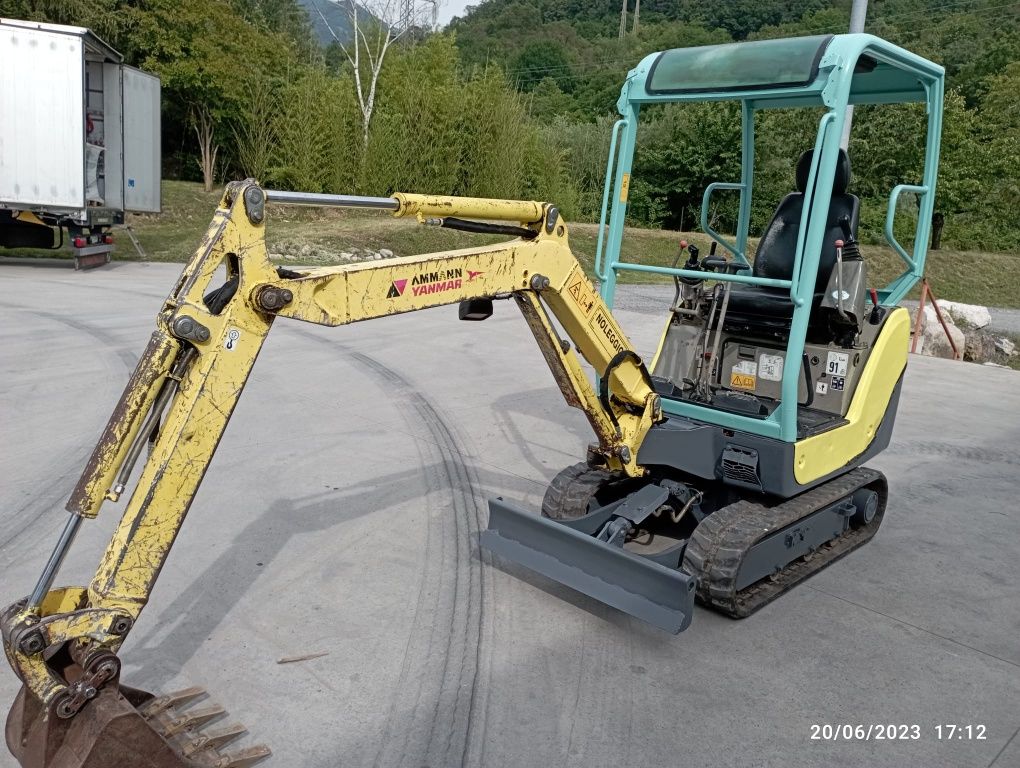 Vând escavator YANMAR SV17