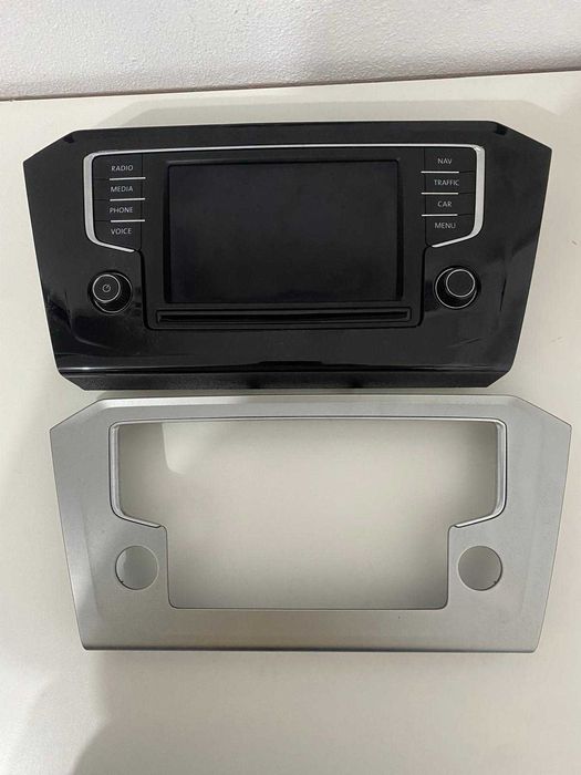 Vând trimuri Passat B8 si display navigatie.