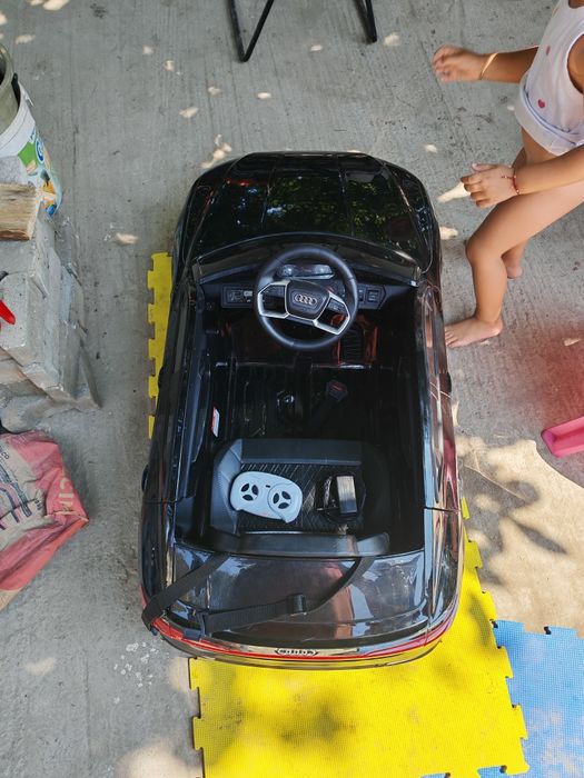 Audi pentru copiii cu acumulator și consola