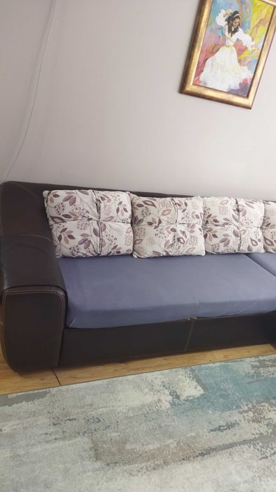 Ьглов диван с лежанка и функция за спане.