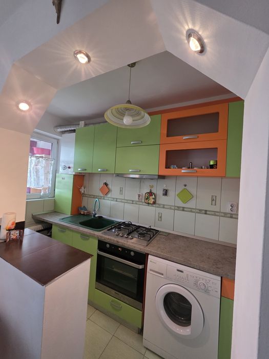 Închiriez apartament cu 2 camere