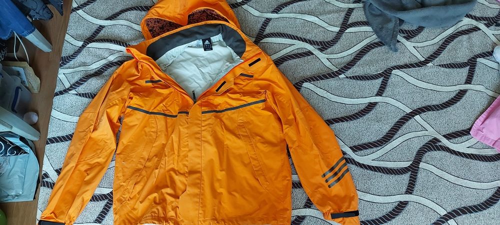 Vând geacă sport Adidas damă nouă