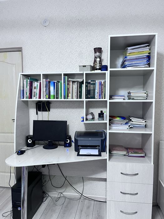 Продам компьютерный стол с полками и ящиками