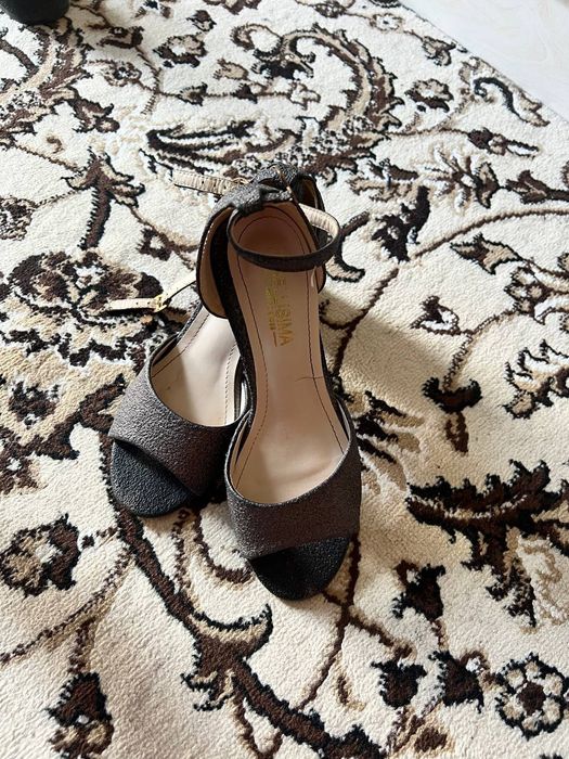 Продается обувь .