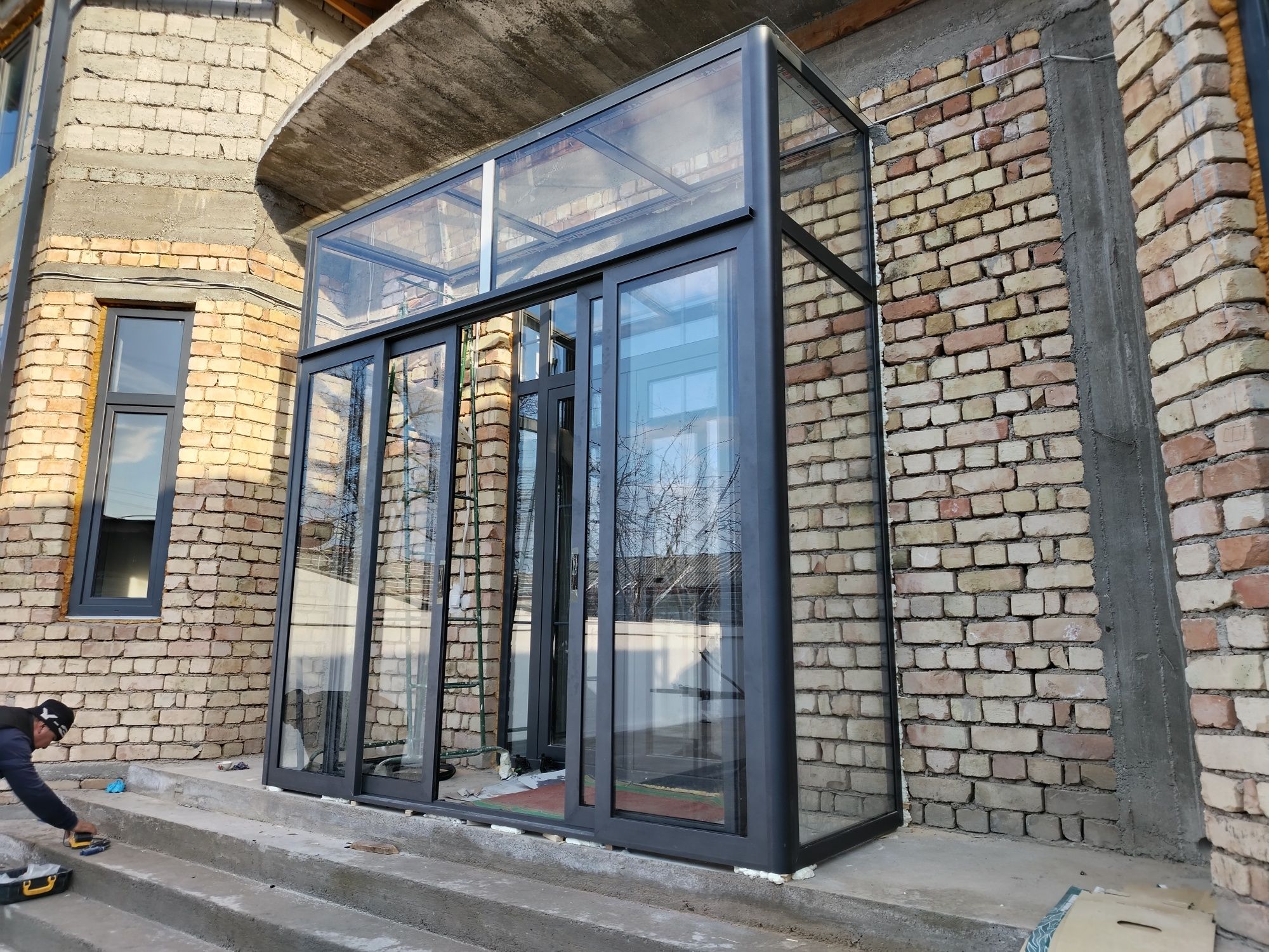 Akfa eshik va romlar