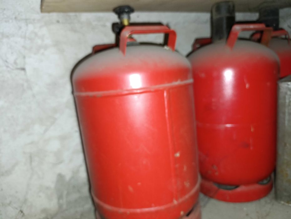 Газови бутилки без забележки. Намират се в Стара Загора.