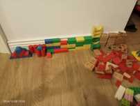 Jocuri de construcții din lemn și Lego duplo.