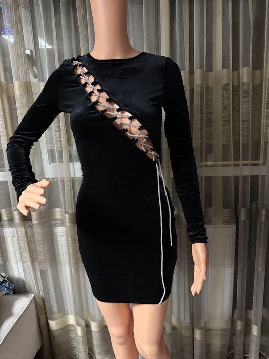 Черна рокля с камъни