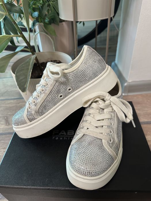 Дамски спортни обувки от текстил с камъни – бял цвят