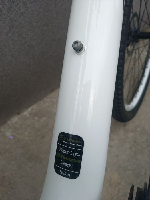 Vând bicicletă cu cadru din carbon