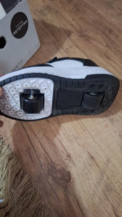 Adidasi cu  role mărimea 30