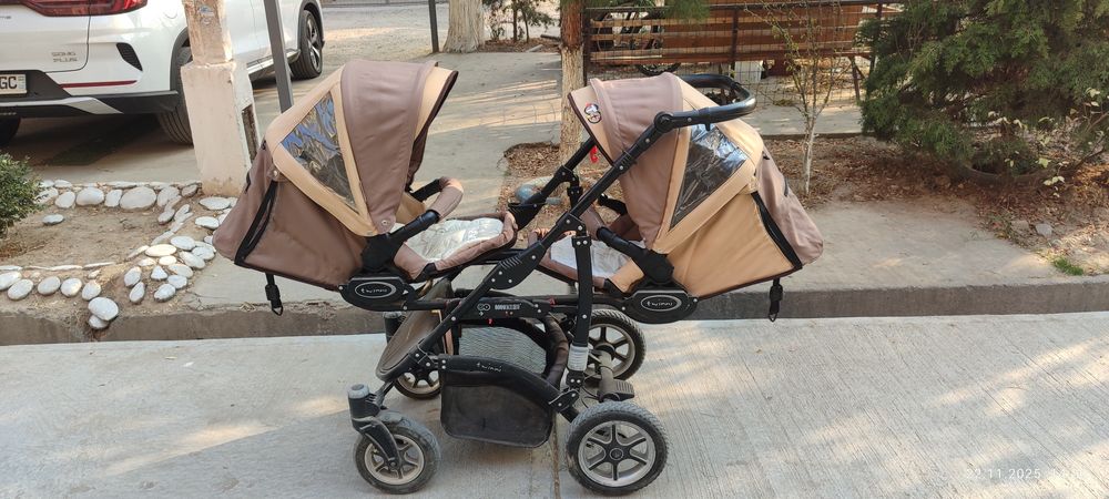 Коляска для двойняшек или близняшек.