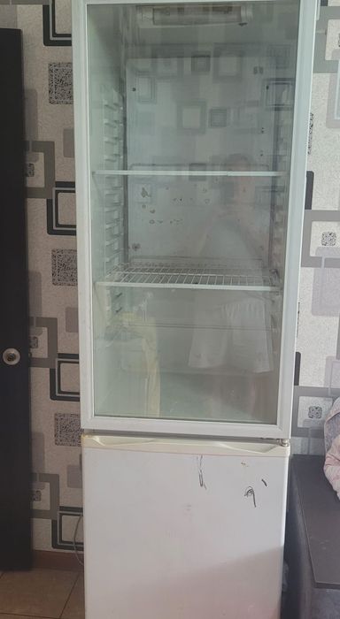 Продаётся ветриный холодильник в хорошем состоянии, с двумя моторчиком