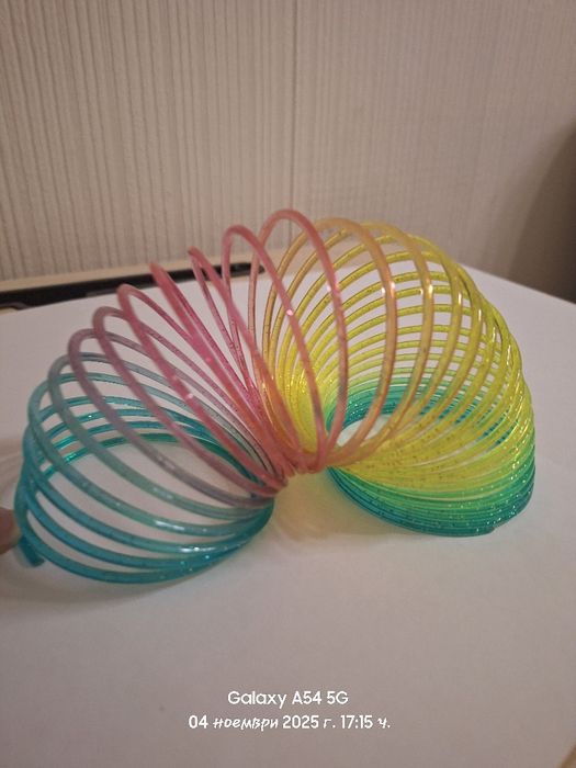 Забавна цветна пружина за игра или декорация