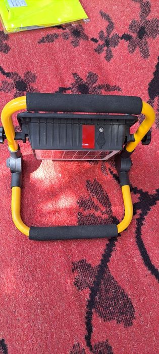 Proiector led 50 w cu incarcare solara