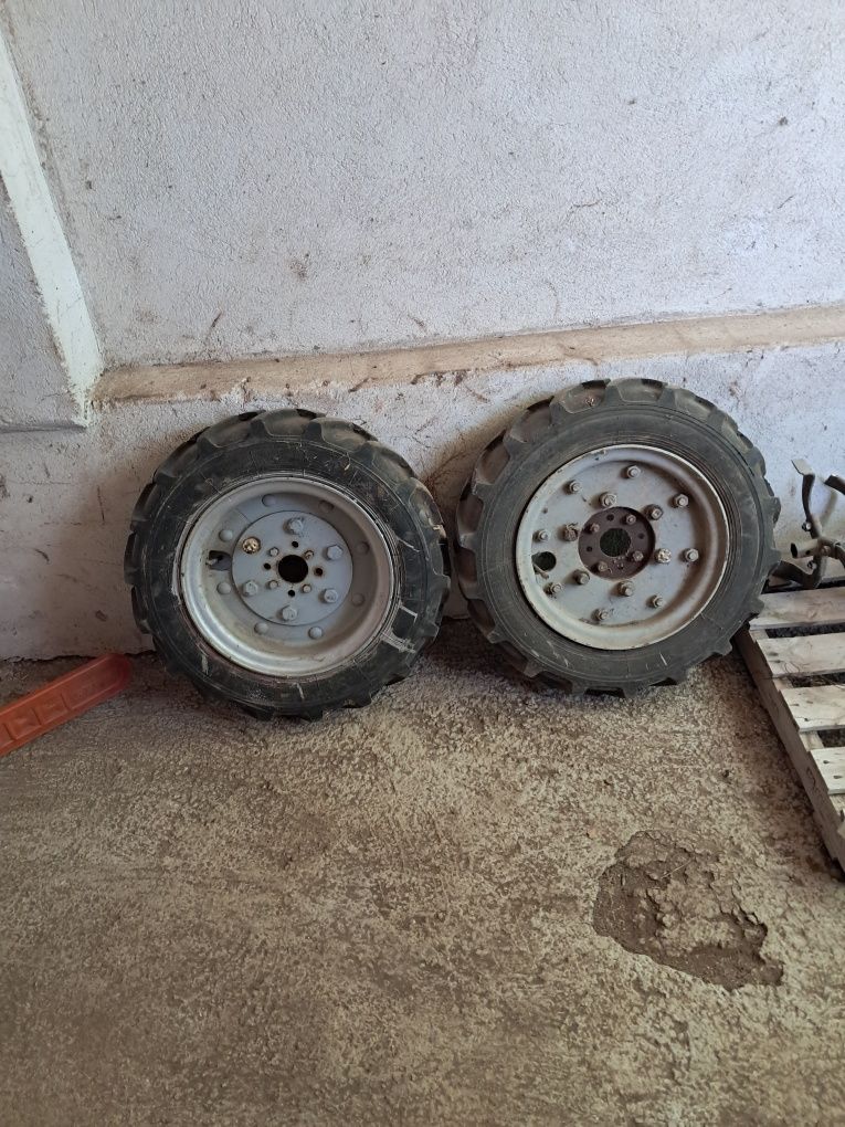 2 броя гуми за трактор