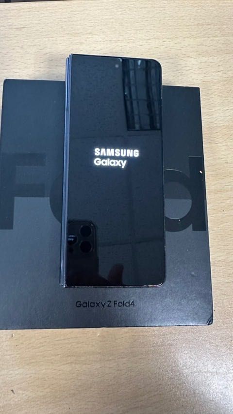 Телефон Samsung z fold 4 със счупен вътрешен дисплей
