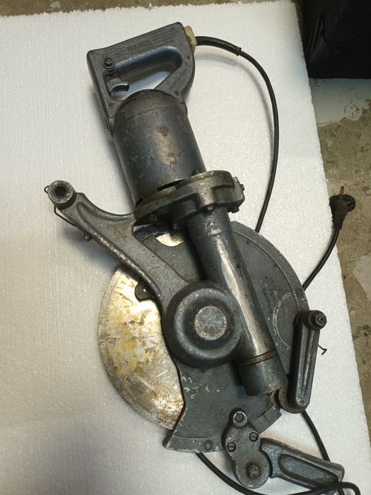 Fierăstrău electric mobil pt  tăiat oase