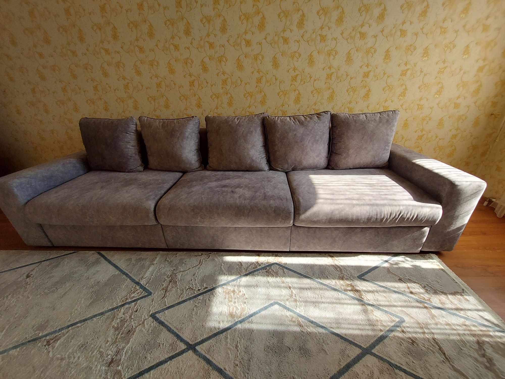 Продам диван 3,5 м,абсолютно чистый новый,пользовались пару месяцев