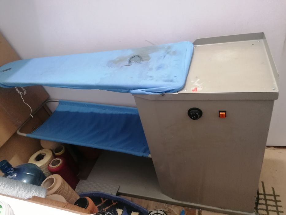 Vând masa de călcat industriala cu absorbție material